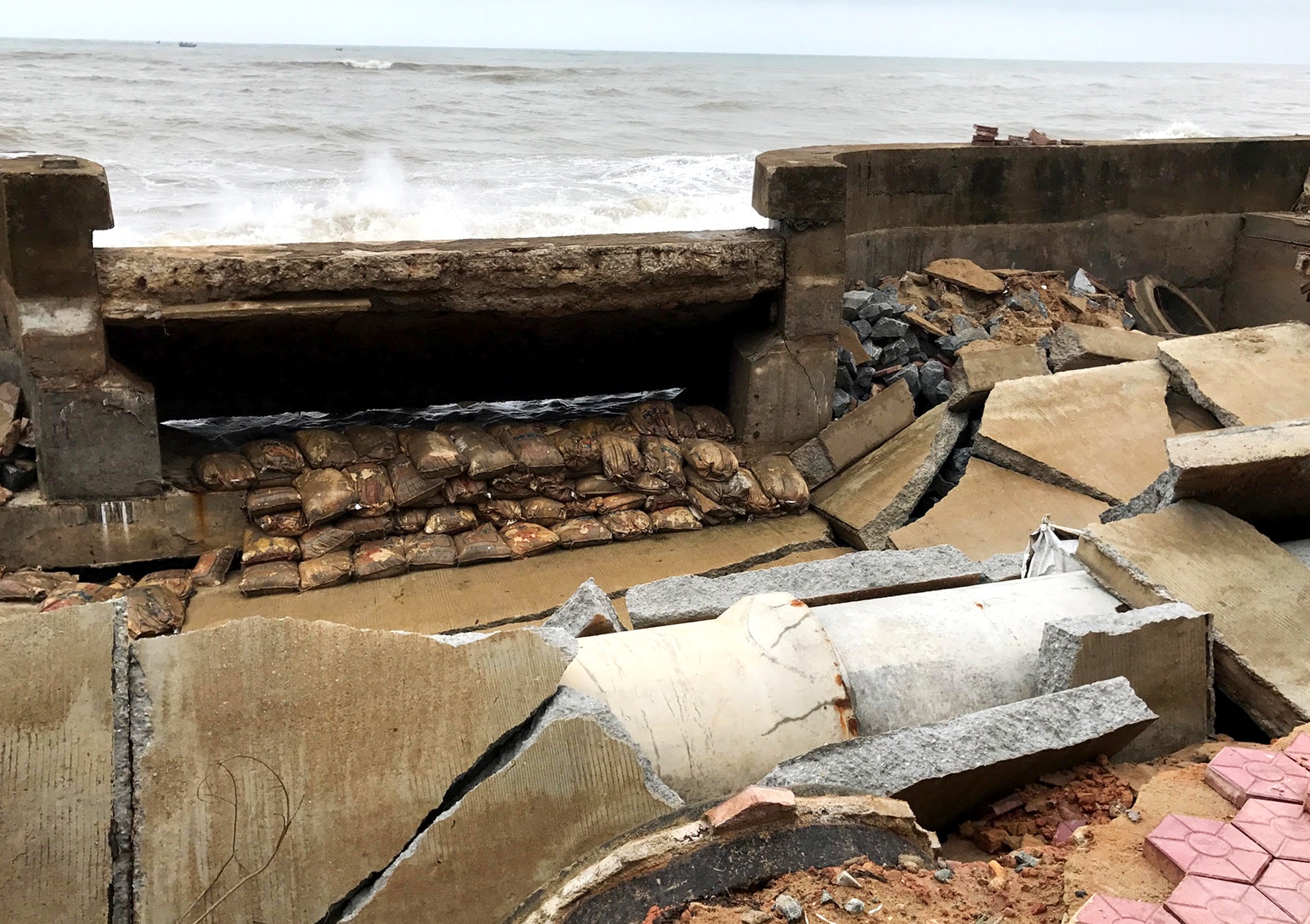 Can Tet, dan Quang Ngai lo song bien cuon mat nha hinh anh