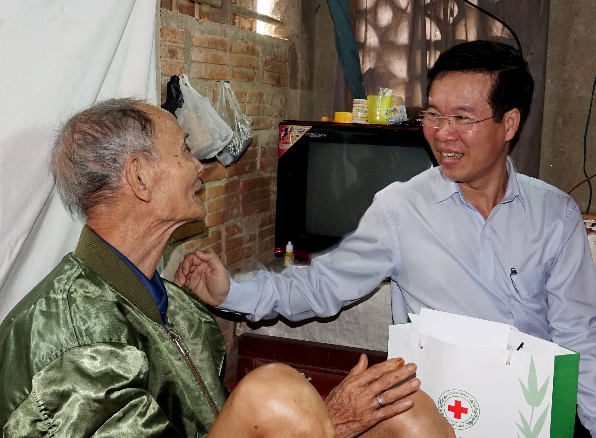 Truong ban Tuyen giao Trung uong tang qua Tet nguoi ngheo hinh anh