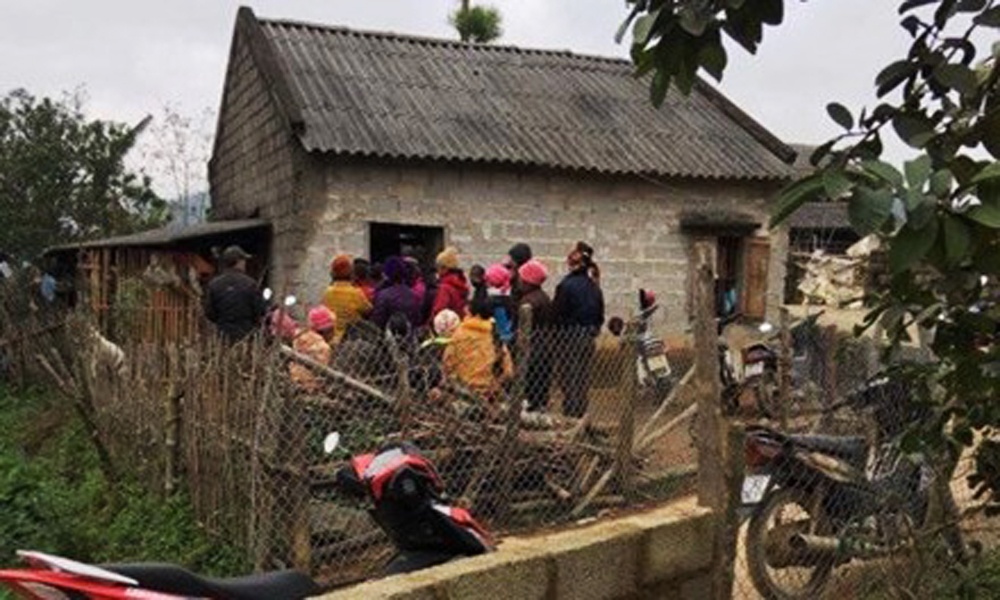 Nghich tu sat hai me vi khong cho tien di choi hinh anh