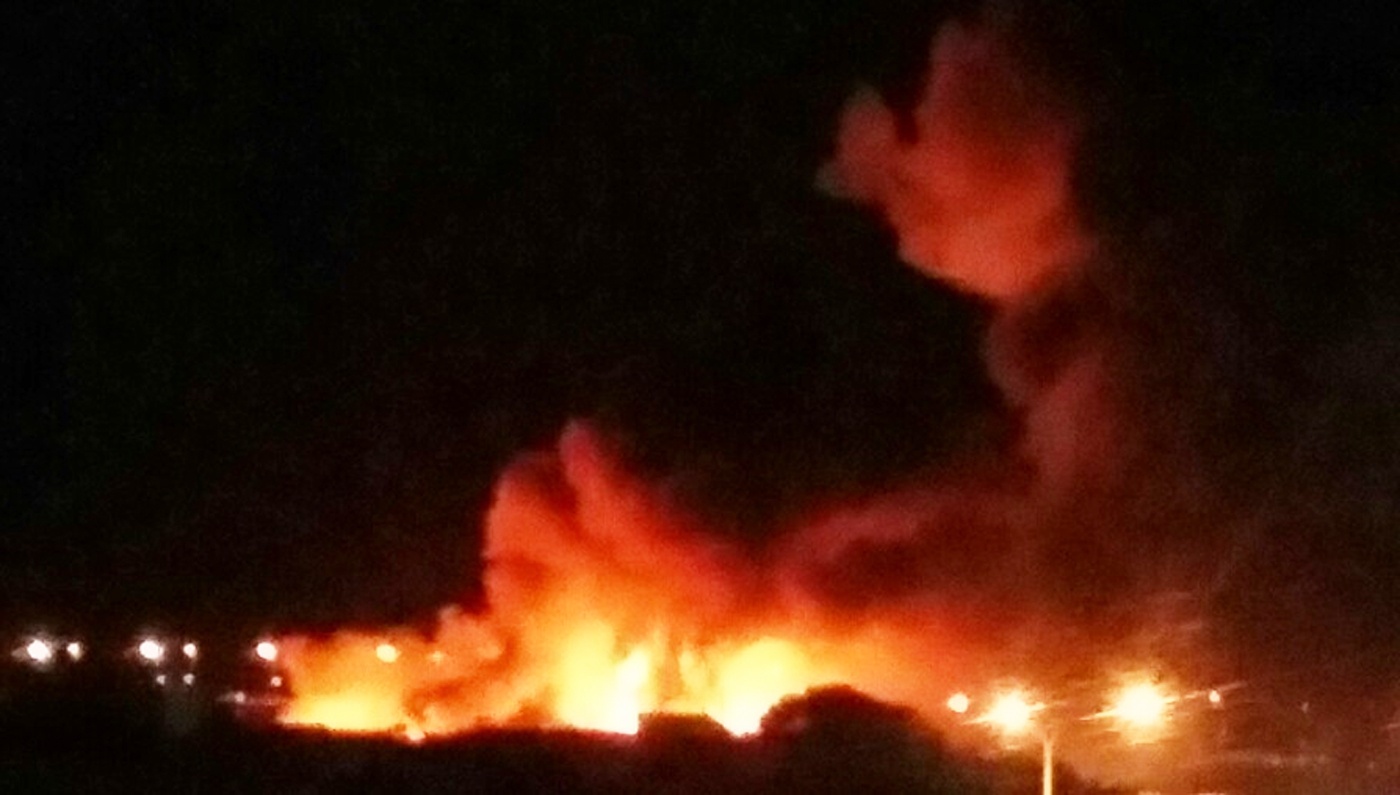 Ca khu dan cu o Nha Trang chim trong bien lua hinh anh