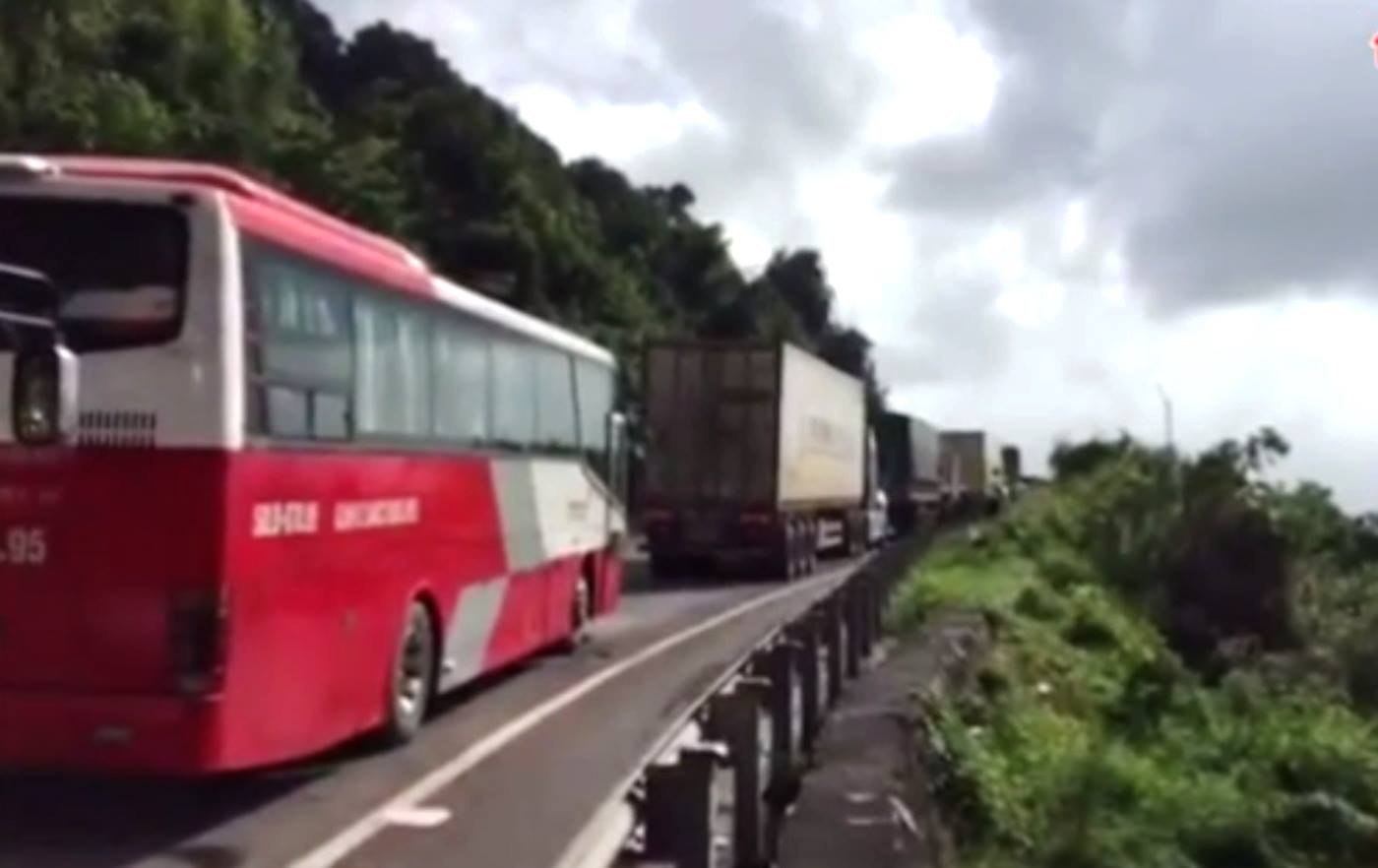 Un tac 20 km vi xe khach hong tren deo Ca hinh anh