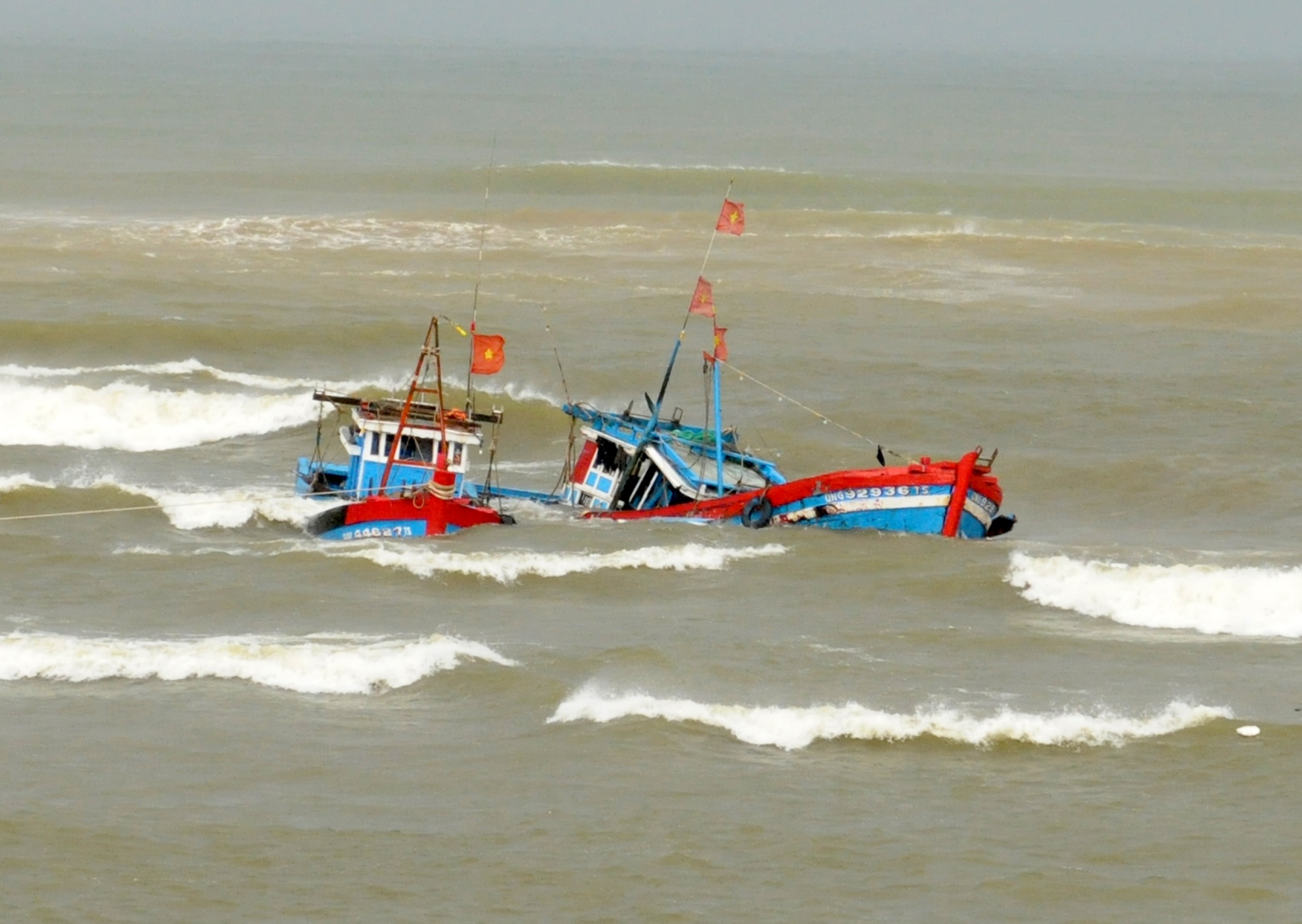 Tau cho hang cua Anh cuu song 5 ngu dan Binh Dinh hinh anh