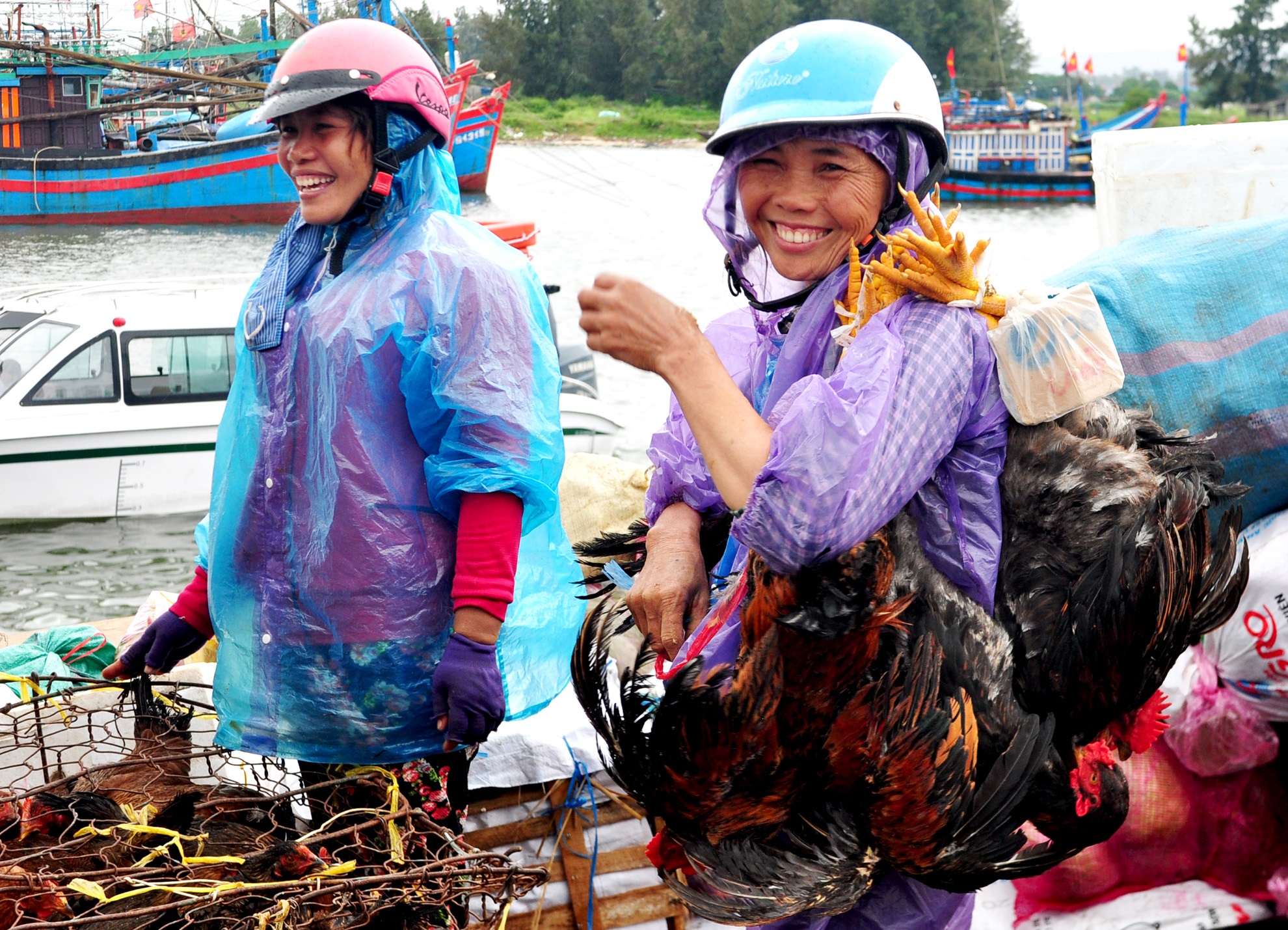 Thuong lai hoi ha dua hang tet len tau ra dao Ly Son hinh anh