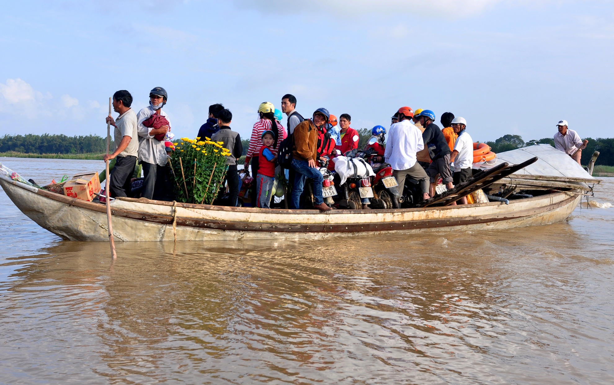 Lu bat thuong, dan Quang Ngai chen chuc qua do ngay can Tet hinh anh
