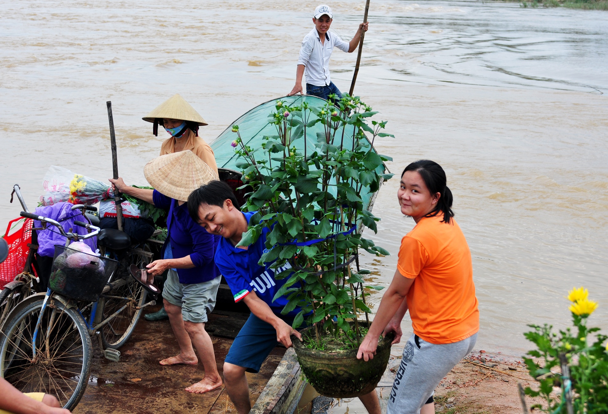 Lu bat thuong ngay can Tet anh 8