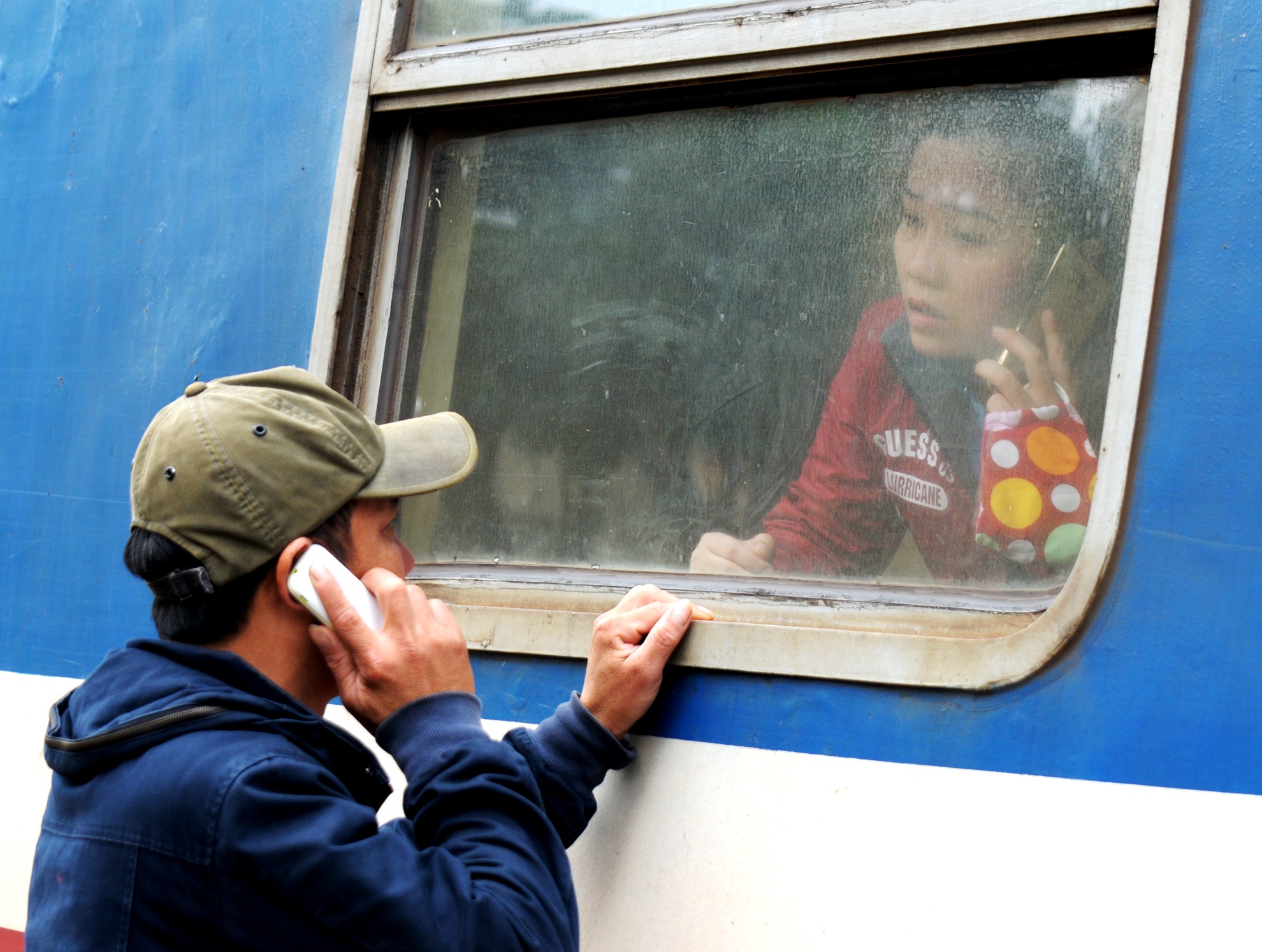 Phut chia ly xuc dong o ga tau sau Tet hinh anh