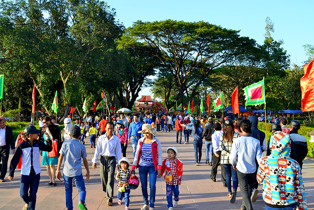 Binh Dinh tuong niem 228 nam chien thang Ngoc Hoi- Dong Da hinh anh