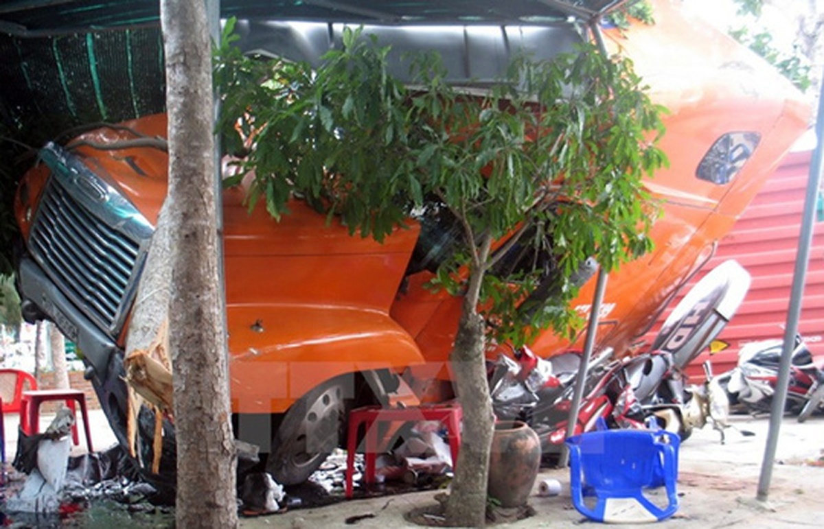 Xe container lao vao quan ca phe, 1 nguoi bi thuong hinh anh