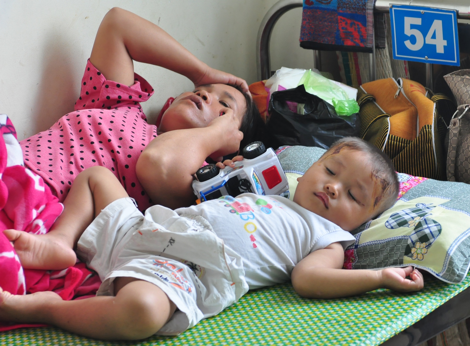 Di chuc Tet, ca gia dinh bi xe khach tong tren quoc lo 1 hinh anh