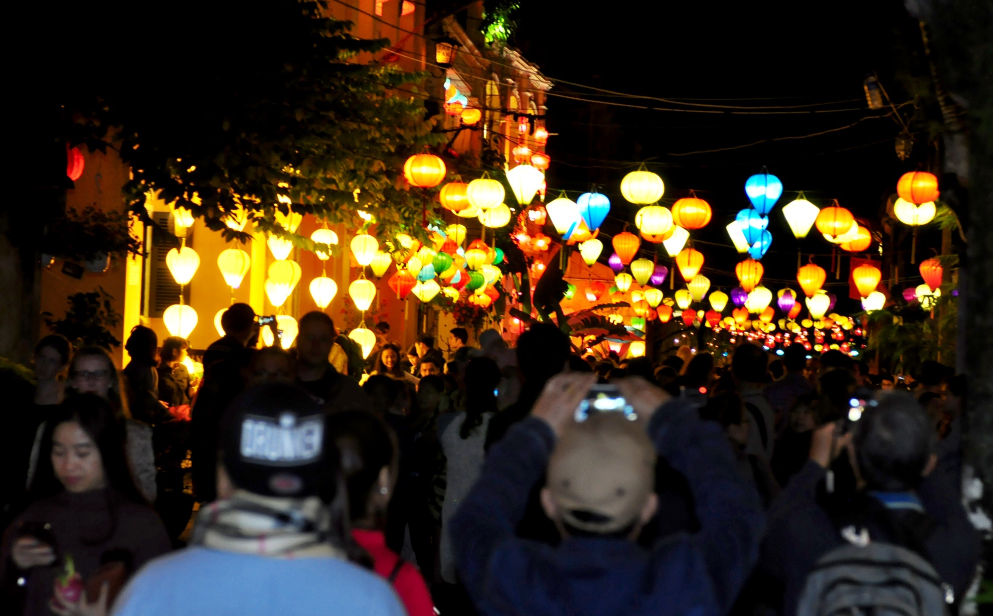 Bien nguoi chen chan don Tet Nguyen tieu o Hoi An hinh anh