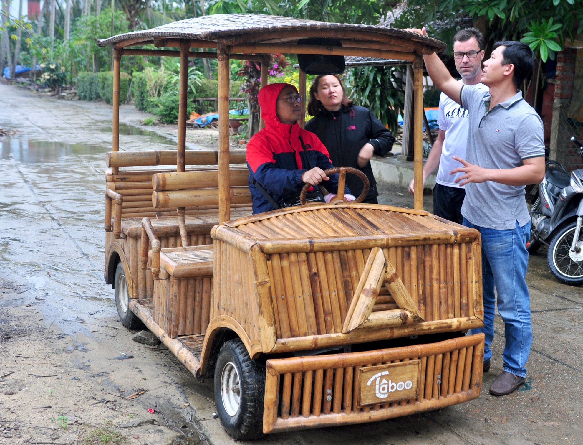 Bien tre gai thanh khung oto cho khach du lich pho co Hoi An hinh anh