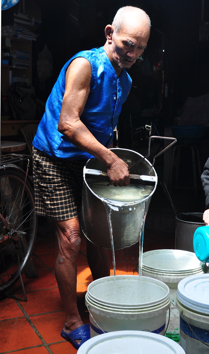 Cap vo chong gia o Hoi An anh 7