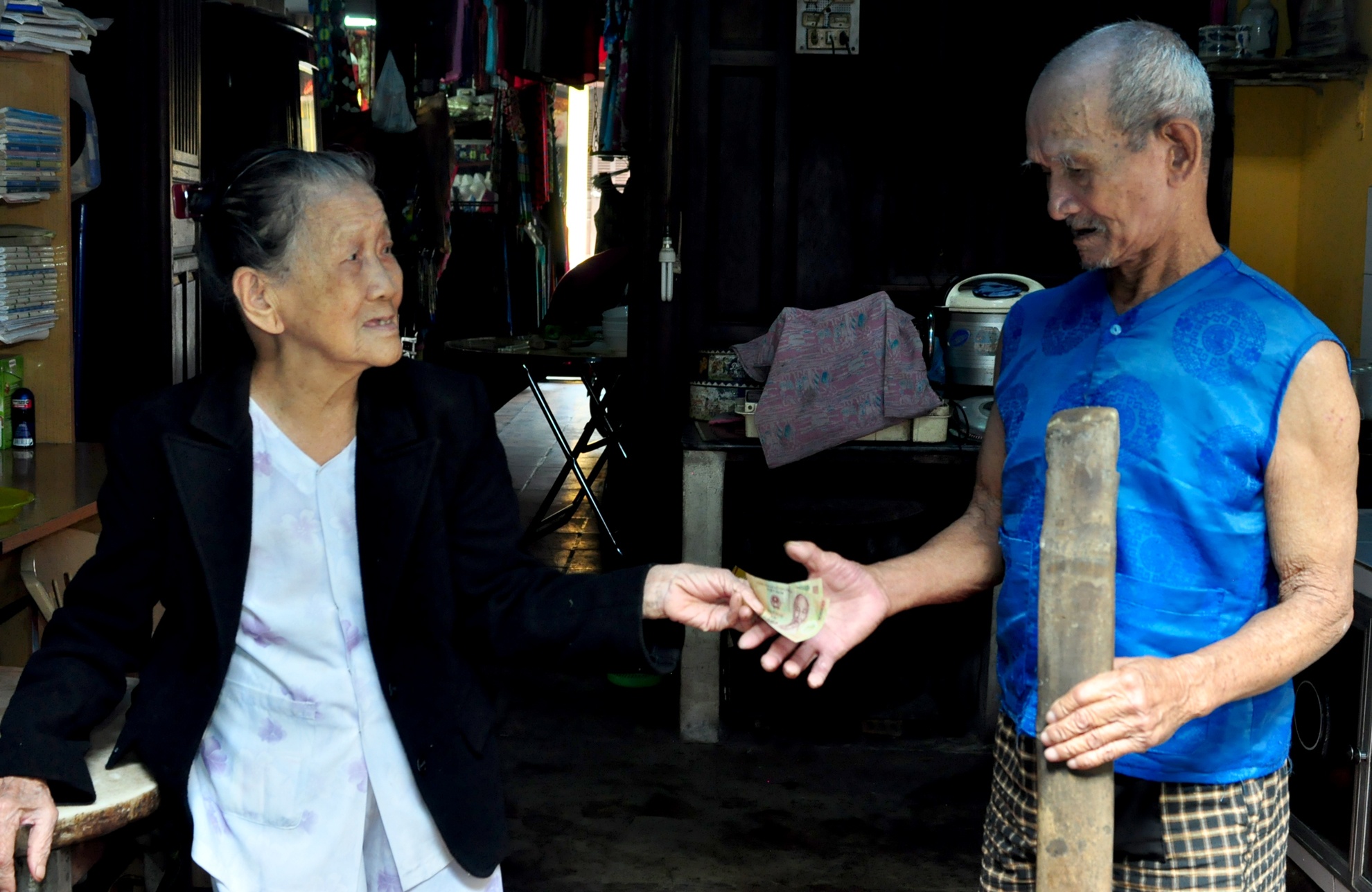 Cap vo chong gia o Hoi An anh 8