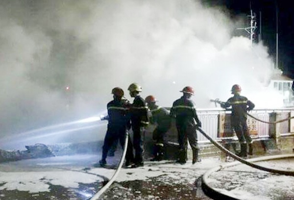 Chuyen gia dung phao vay ngan chan dau tran tu tau ca gap nan hinh anh