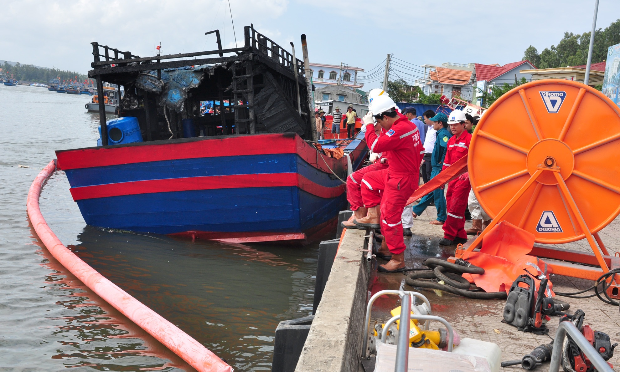 Khoanh vung xu ly su co dau tran tu tau ca bi chay hinh anh