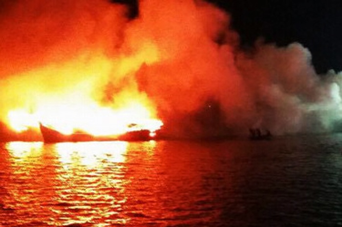 Ngu dan mat 32 ty dong khi tau ca boc chay luc rang sang hinh anh