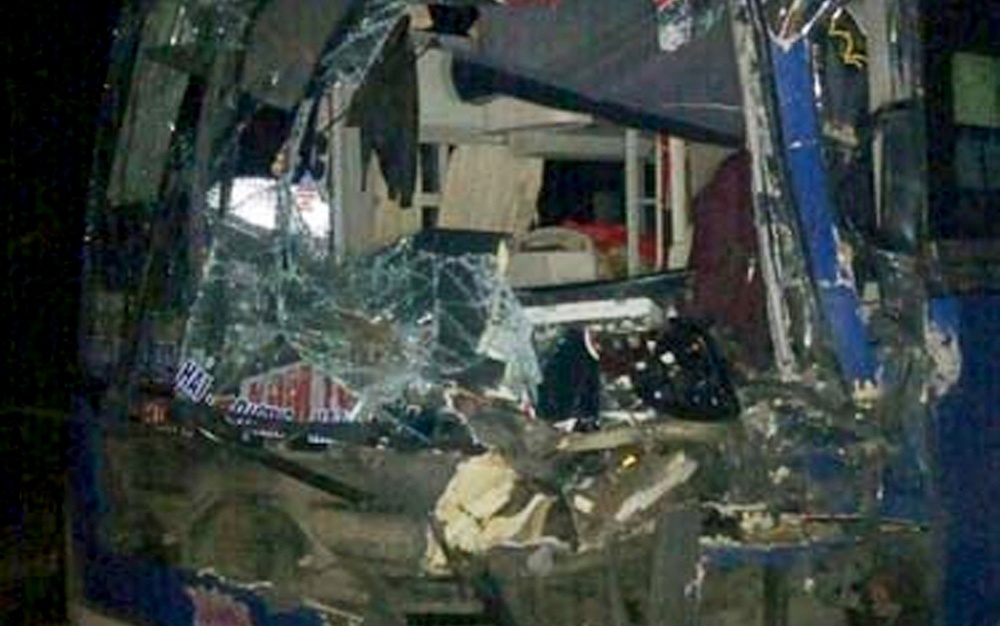 Mat phanh, tai xe dam dau xe vao duoi container cuu 30 nguoi hinh anh