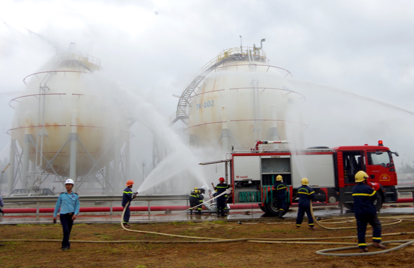 Dien tap chua chay o nha may loc dau anh 1