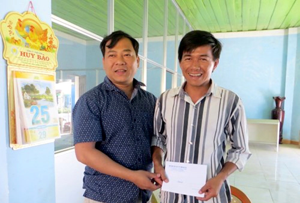 Khen thuong tai xe cuu 30 hanh khach tren deo Lo Xo hinh anh