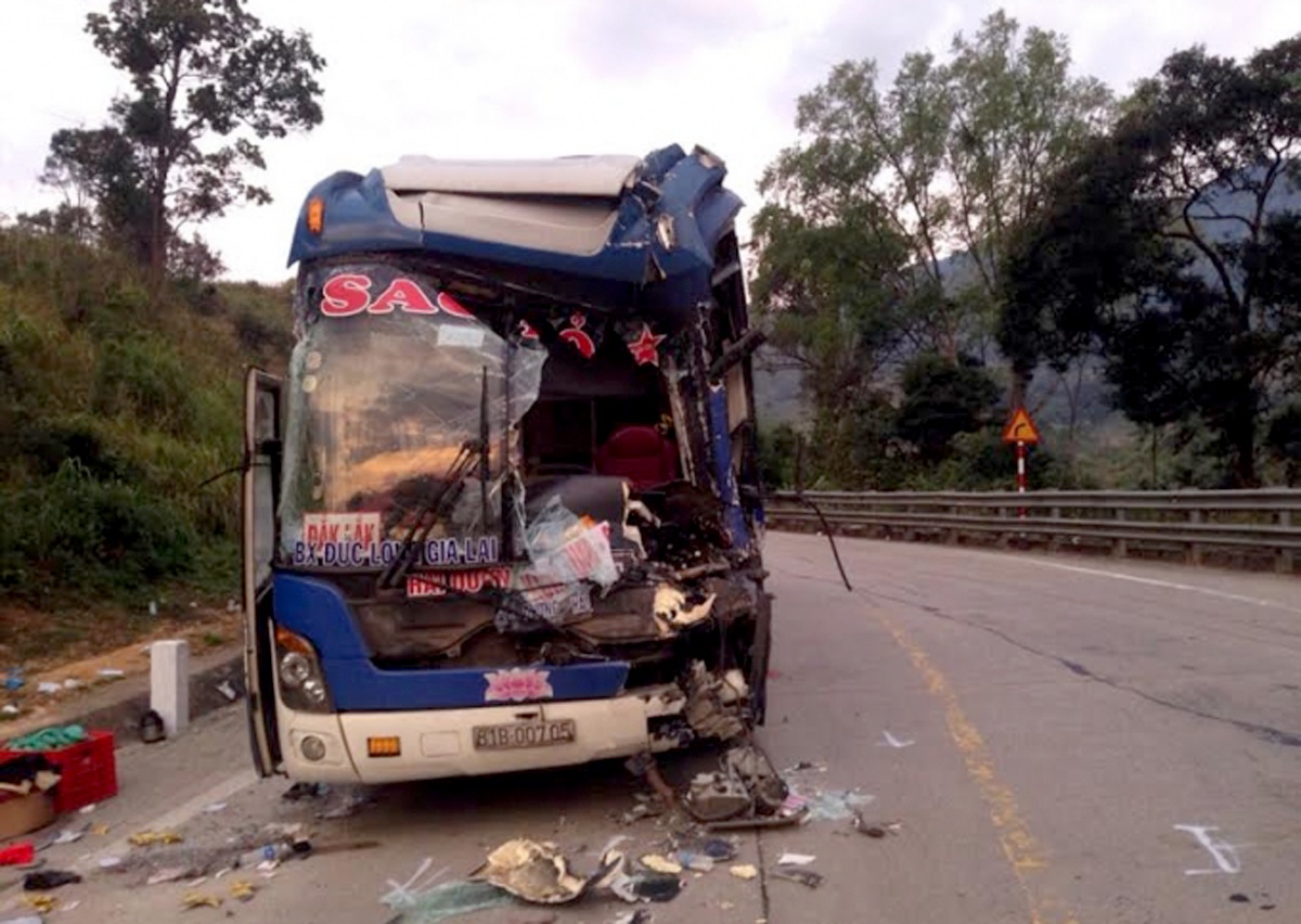 Mat lai,  tai xe cuu hanh khach anh 2