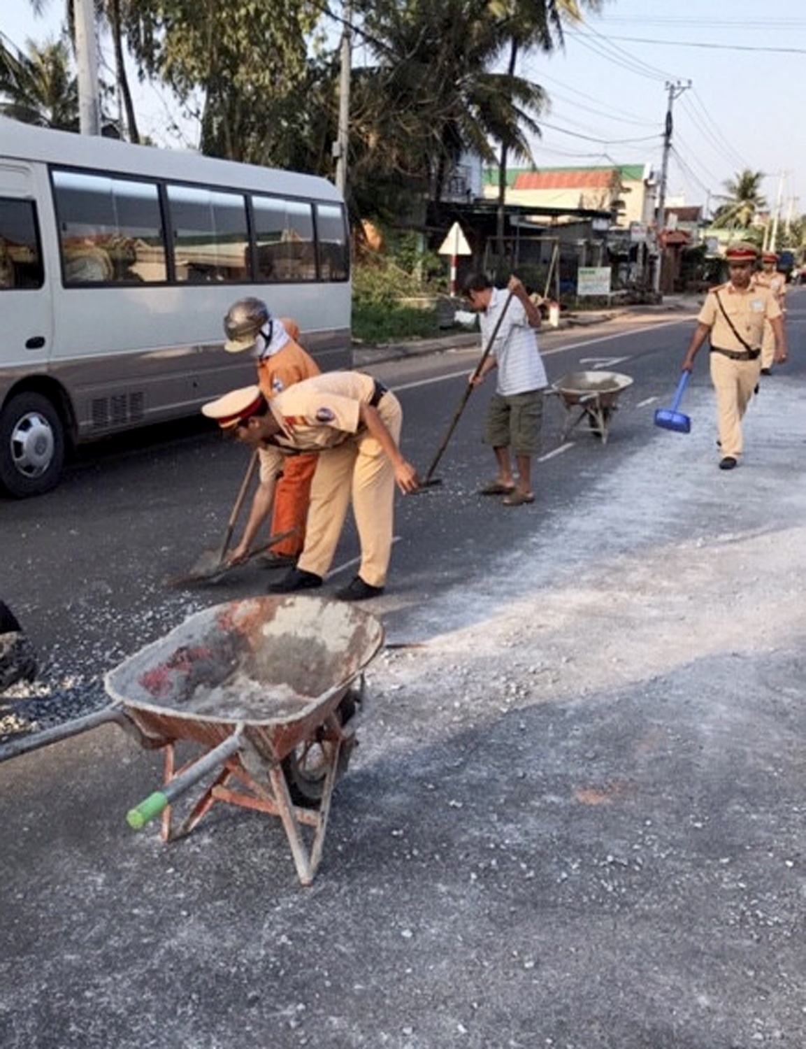 CSGT trả lại tiền người mất ảnh 2 CSGT tra lai tien nguoi mat anh 2