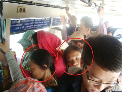 Con re cung me vo lap bang moc tui tren xe buyt hinh anh