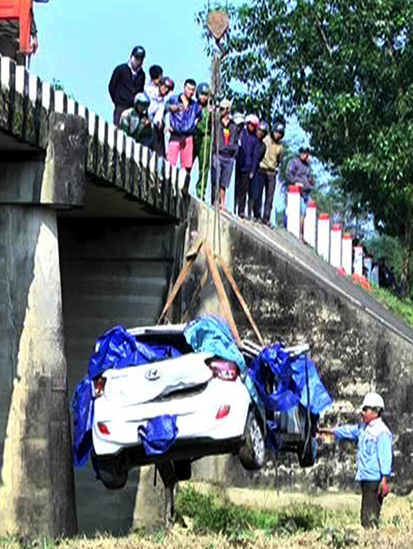 Taxi rơi xuống cầu ảnh 1 Taxi roi xuong cau anh 1