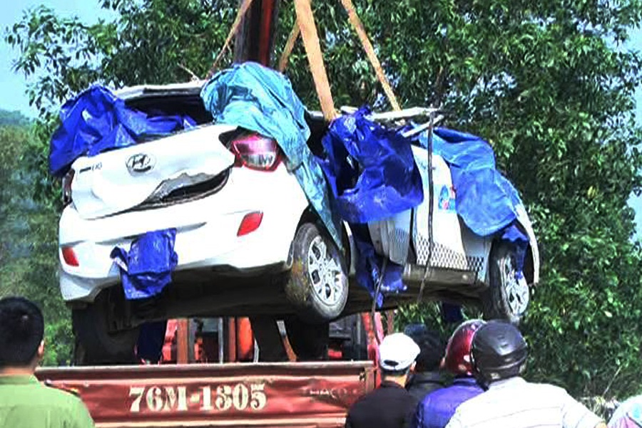 Taxi roi xuong cau, 1 nguoi chet, 5 nguoi bi thuong hinh anh