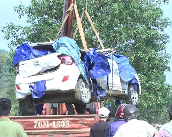 Taxi rơi tự do xuống cầu ảnh 2 Taxi roi tu do xuong cau anh 2