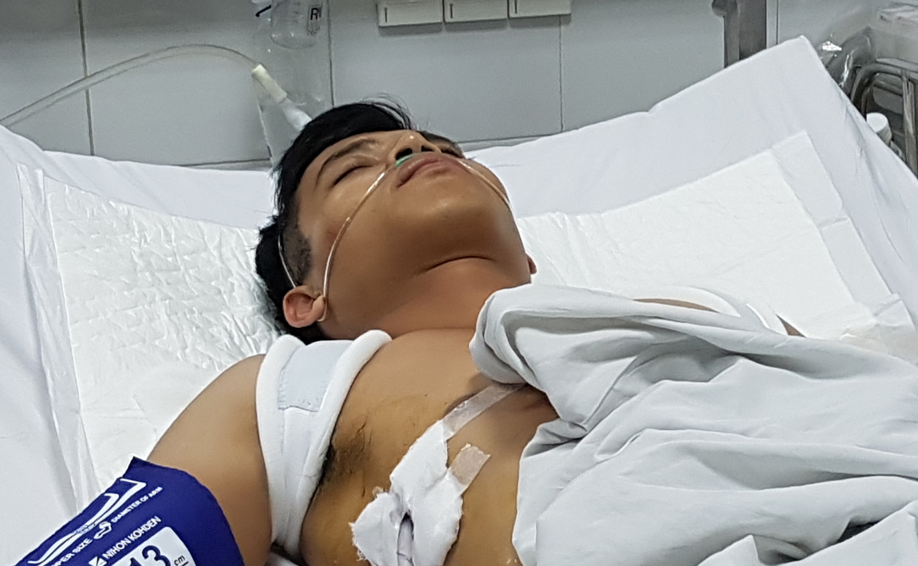 Cuu song nan nhan nguy kich sau vu taxi roi xuong cau hinh anh