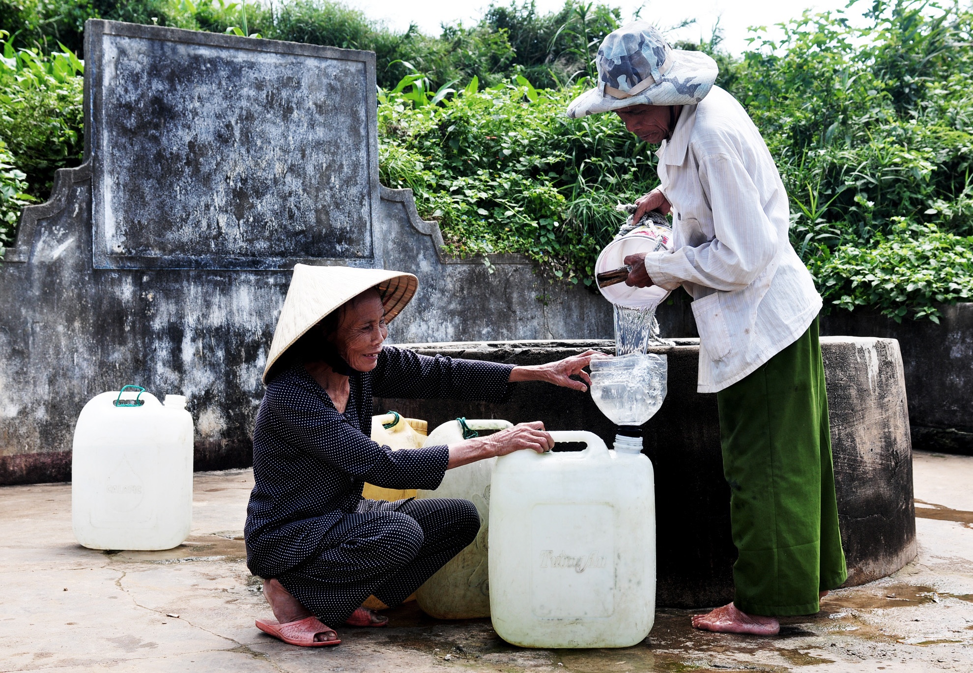 33 nam cho nuoc thue cho dan tren dao hinh anh