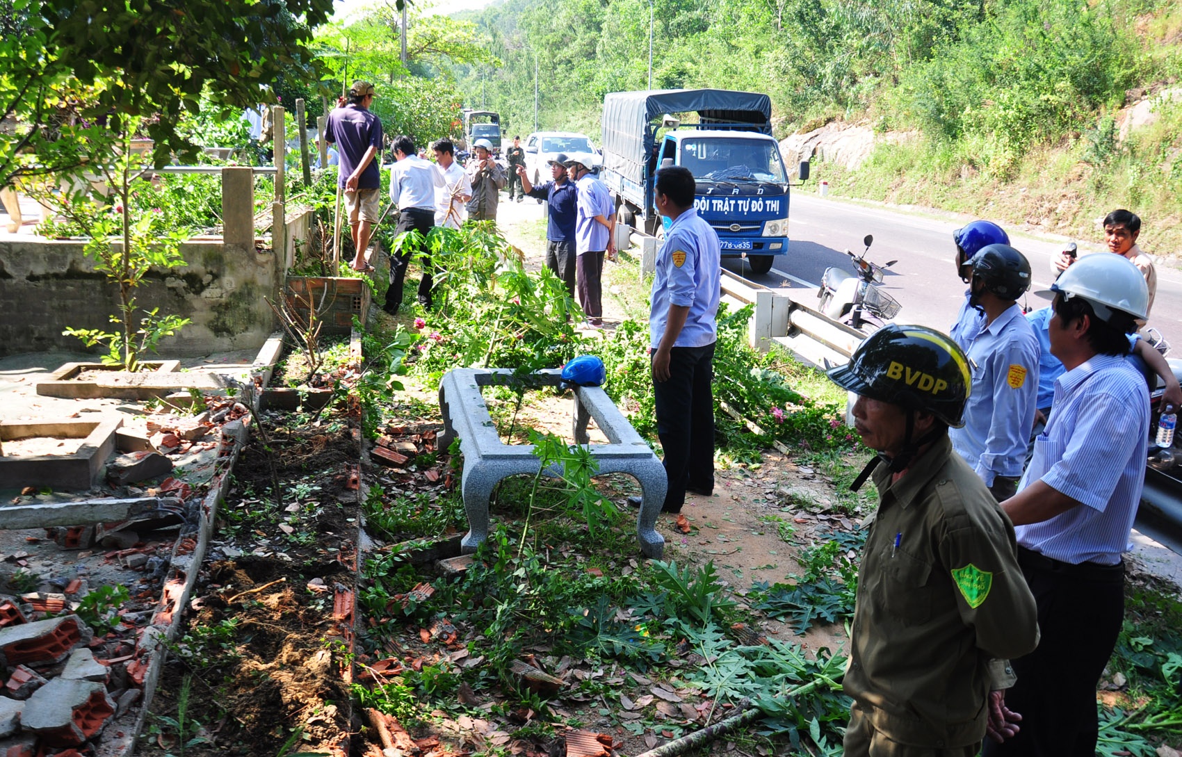 Binh Dinh cuong che nha trai phep lan chiem quoc lo hinh anh