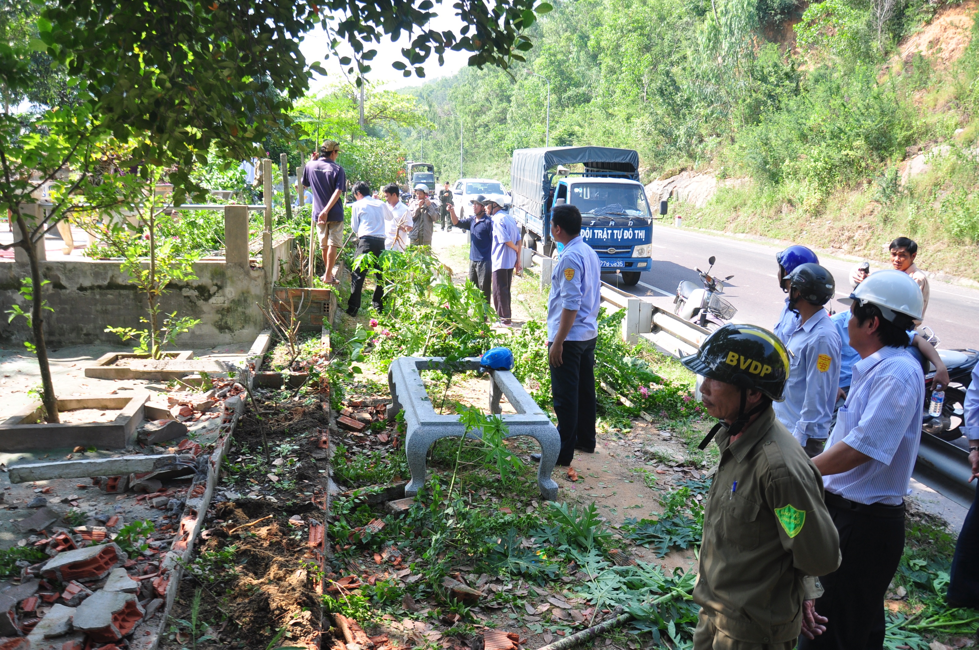 Binh Dinh do bo nha lan chiem quoc lo 1D hinh anh