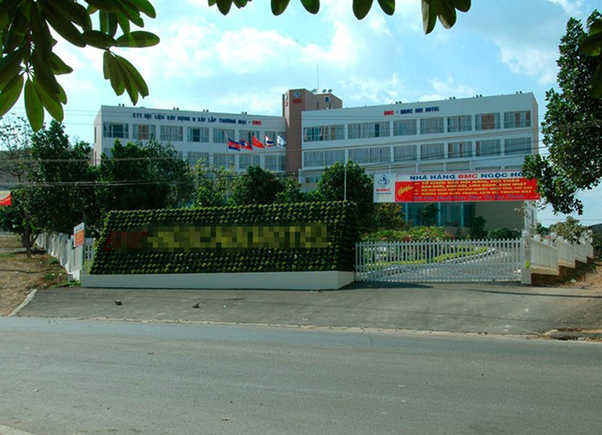 Nghi van nu hieu pho tieu hoc uong thuoc chong say xe tu tu hinh anh