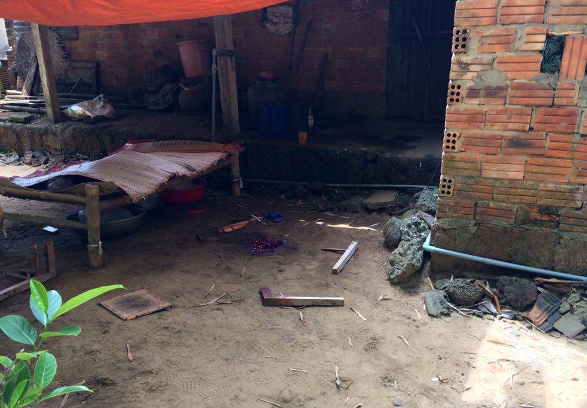 Nghi an con re dung chan ghe go giet me vo hinh anh