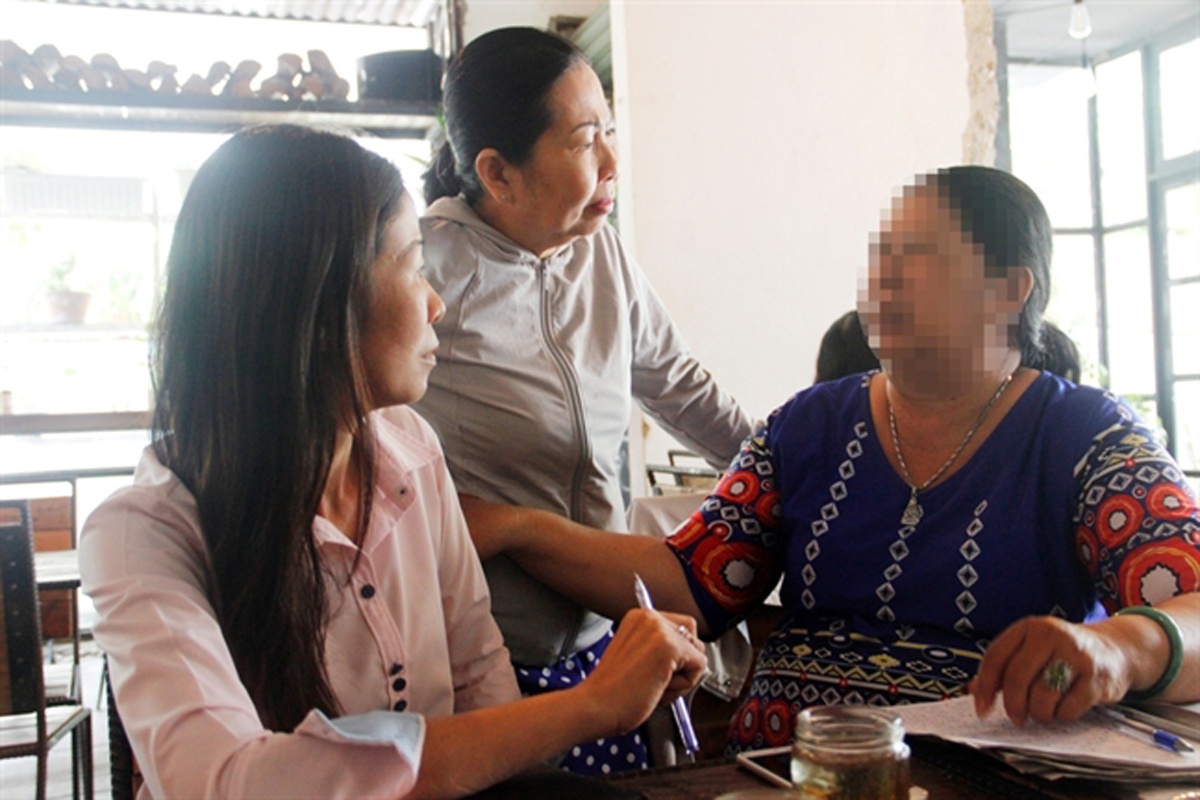 Nu sinh lop 9 to bi chong ho cua me xam hai nhieu lan hinh anh