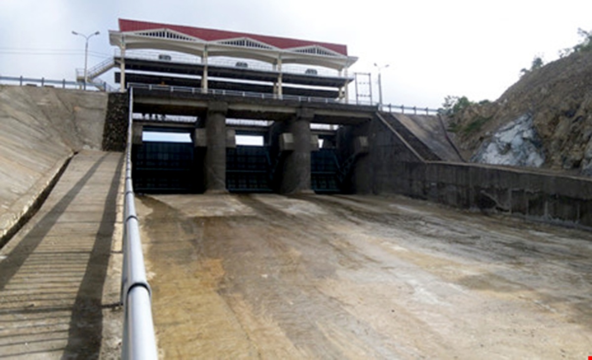 Sau cuoc nhau, ba thanh nien tu y mo van ho chua gay ra lu quet hinh anh