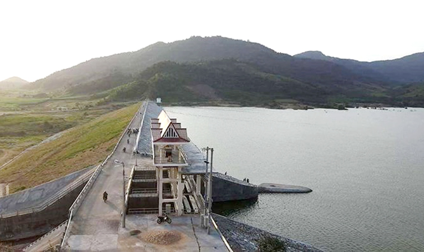 Ba thanh niên gây lũ Phú Yên ảnh 1 Ba thanh nien gay lu Phu Yen anh 1