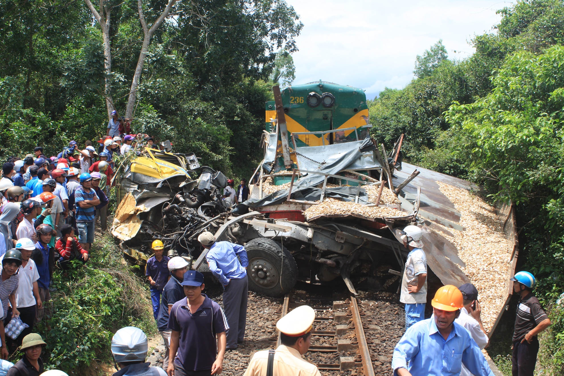 Tau hoa huc xe tai di xa 300 m, mot nguoi chet hinh anh