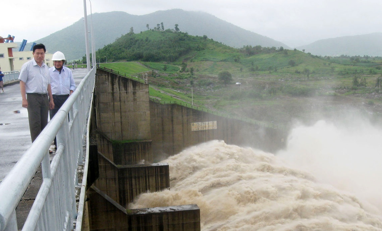 'Ba thanh nien gay lu quet do vo tinh' hinh anh