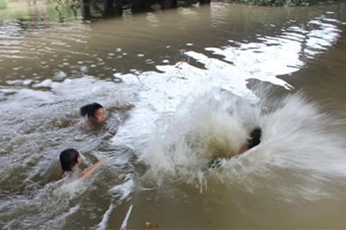 Tam song, 5 hoc sinh o Binh Dinh bi duoi nuoc hinh anh