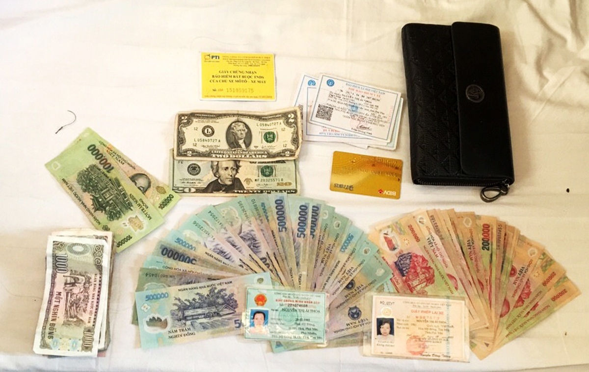 Nhân viên đường sắt trả lại tiền cho khách ảnh 1 Nhan vien duong sat tra lai tien cho khach anh 1