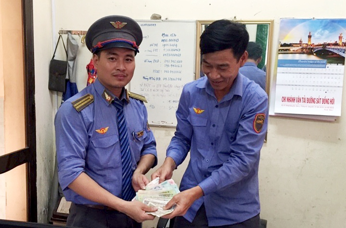 Nhan vien duong sat tra gan 20 trieu cho khach bo quen hinh anh
