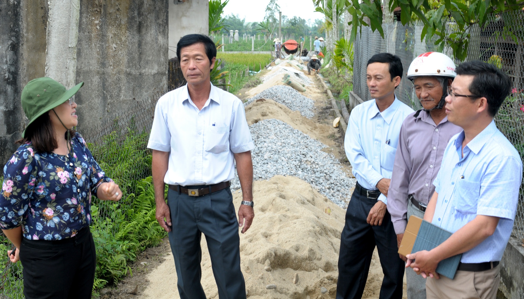 Dieu dong hang loat can bo tre ve xa thao go 'diem nong' khieu kien hinh anh