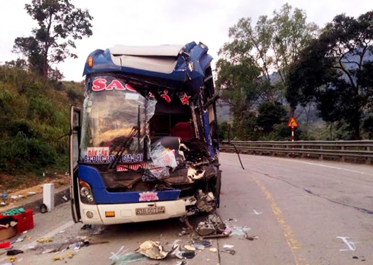 Tai nạn trên đèo Lò Xo ảnh 2 Tai nan tren deo Lo Xo anh 2