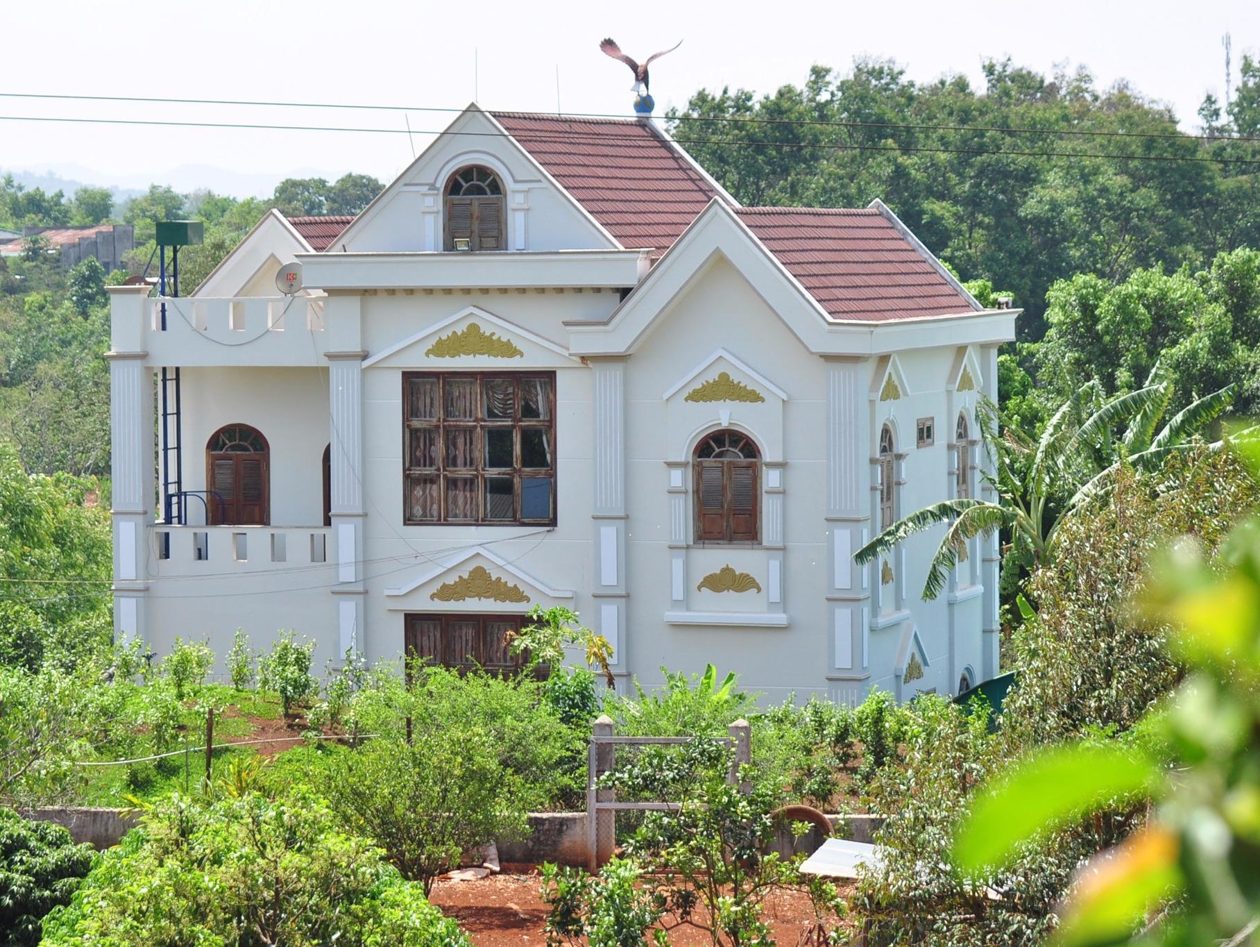 Chu tich phuong Ea Tam nhan trach nhiem vu biet thu trai phep hinh anh