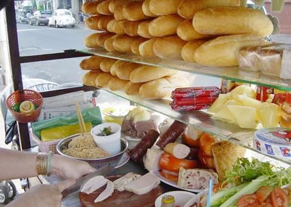 21 nguoi ngo doc sau khi an banh mi hinh anh