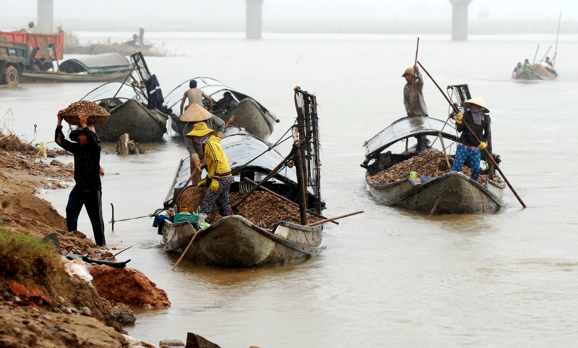 De xuat hut cat song Tra Khuc de 'nuoi' doi bong da Quang Ngai hinh anh