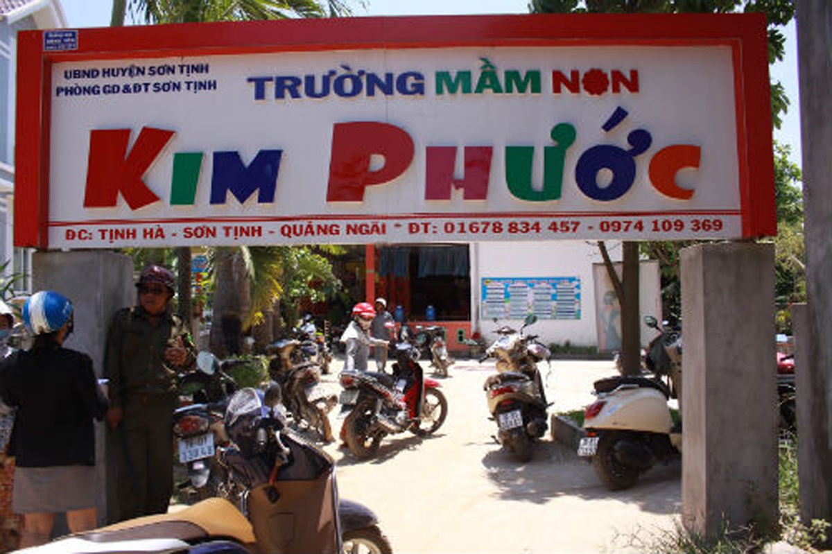 Tre duoi nuoc trong ngay dau toi truong mam non hinh anh