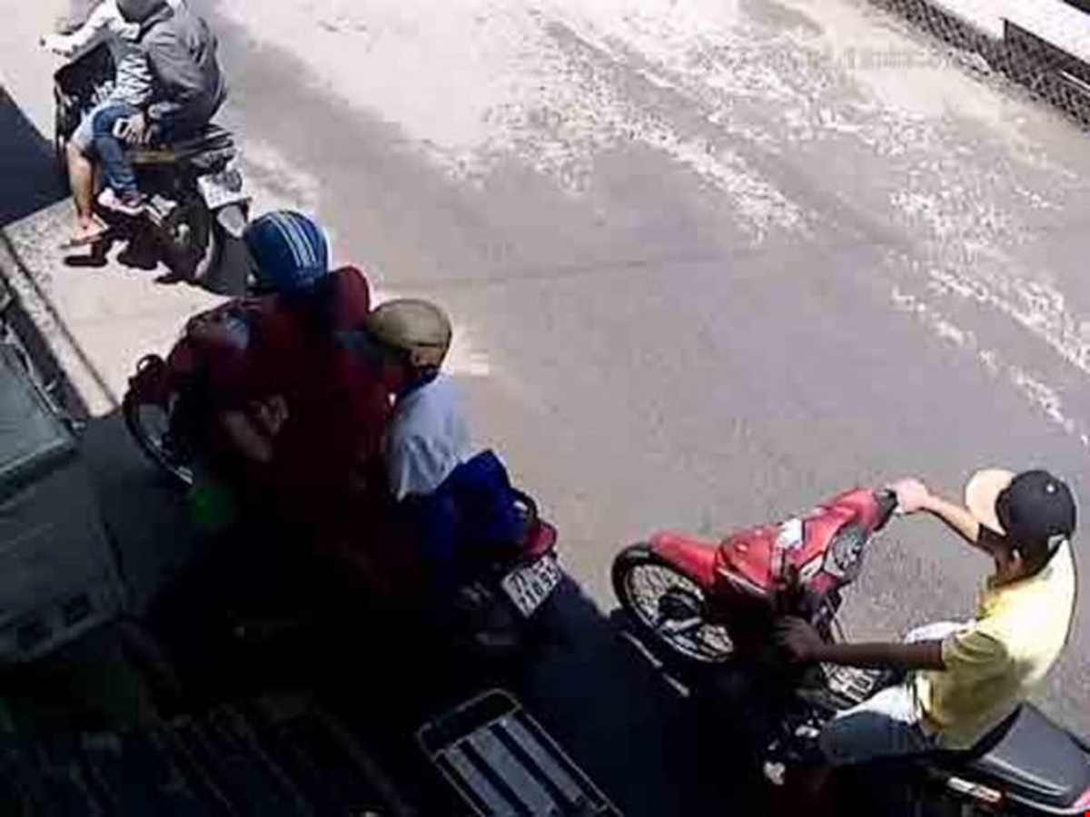 Hai ten cuop tao ton giat dien thoai giua ban ngay hinh anh